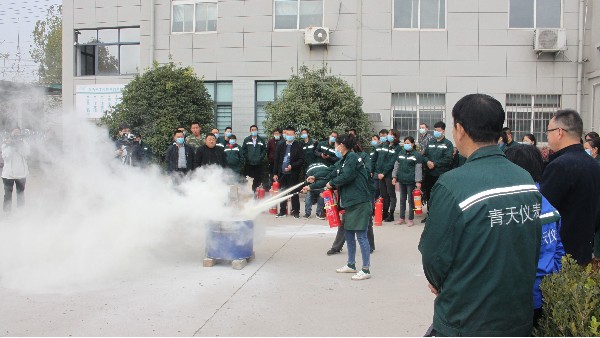 青天儀表加強(qiáng)安全意識(shí)，全體員工進(jìn)行消防演練